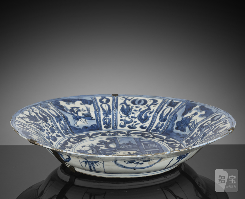 A Kraak plate decorated in underglaze blue with scholars and servant boys - 图2